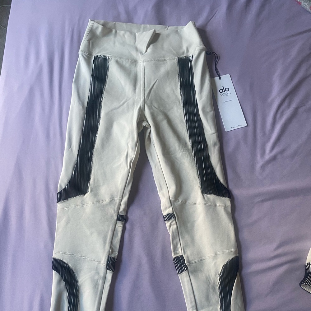 Alo Yoga High Waist Electric Leggings. Never worn! Color: off white/black